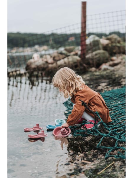 To lyseblå og mintgrønne plastik-småbåde